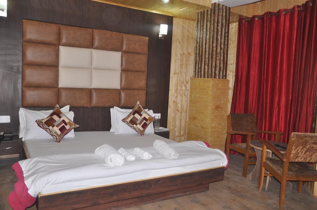 Hotel Azad Durgjan Habitación foto